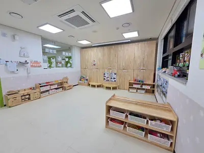 교구장과 사물함 사이까지 맞춰 깐 어린이집 교실 매트