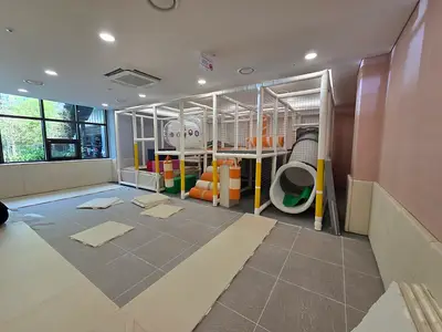 유희실 놀이기구 옆에서 매트를 재단하는 중