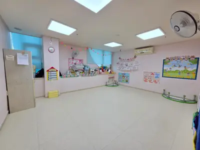 창가까지 이어 깐 어린이집 보육실 매트