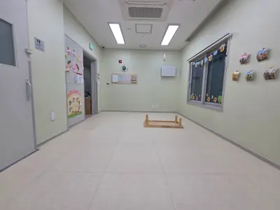 복도 쪽까지 이어 깐 어린이집 교실 매트