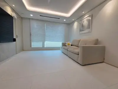 소파 앞까지 이어 깐 거실 반려동물 매트