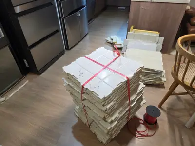 걷어낸 매트를 묶어 쌓아 둔 모습