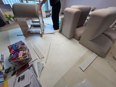 가구를 옮기고 매트를 재단하는 중