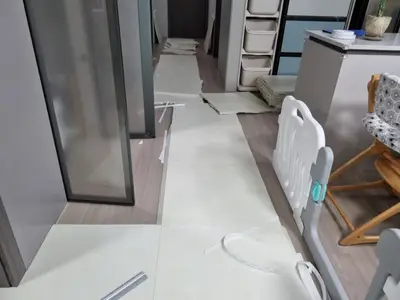 복도에서 매트를 재단하는 중
